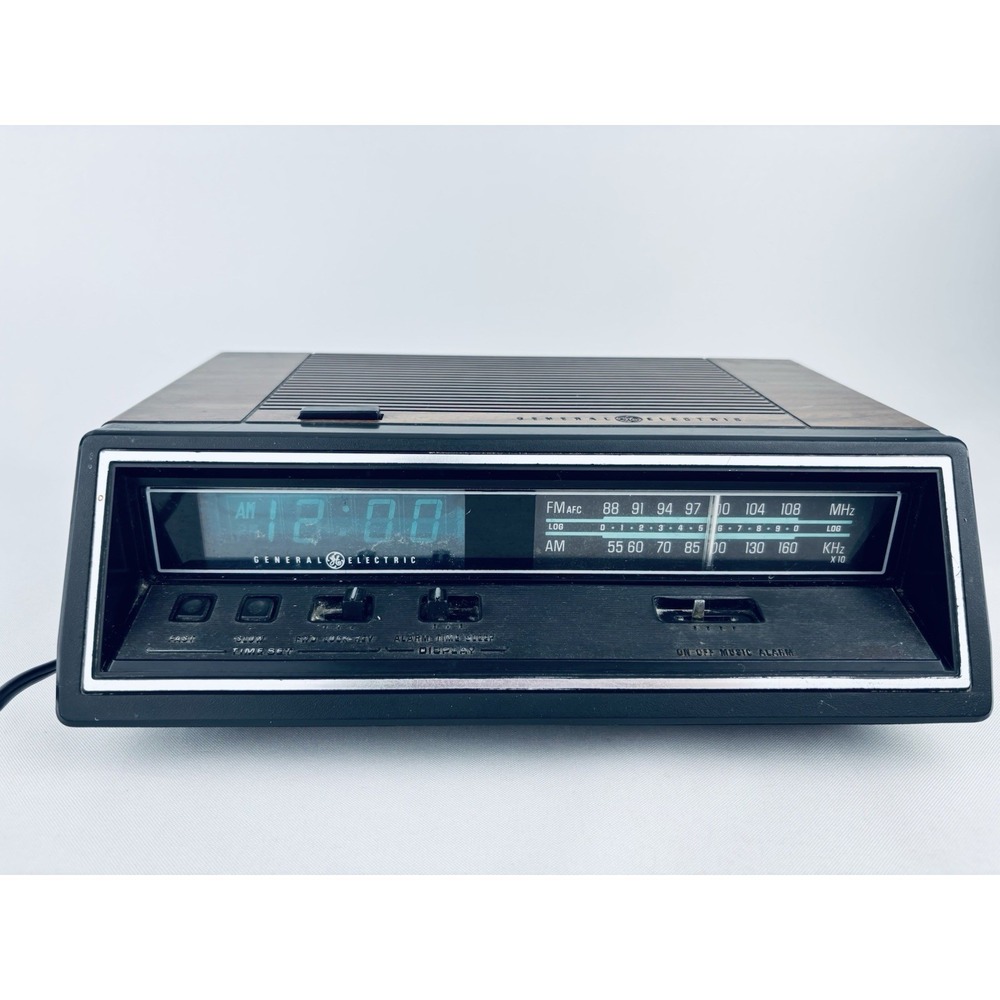Vintage GE General Electric AM/FM Radio Alarm Clock Model 7-4665A Woodgrain